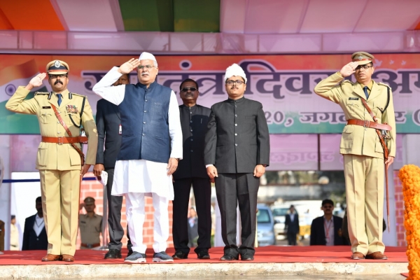 मुख्यमंत्री श्री भूपेश बघेल ने आज गणतंत्र दिवस के अवसर पर बस्तर के संभागीय मुख्यालय जगदलपुर के लालबाग परेड मैदान में आयोजित मुख्य समारोह में ध्वजारोहण कर परेड की सलामी ली..
