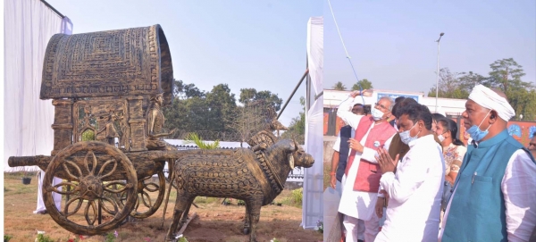 मुख्यमंत्री भूपेश बघेल ने आज जगदलपुर (बस्तर) स्थित माँ दन्तेश्वरी हवाई अड्डा में स्थापित कांसा से निर्मित बैलगाड़ी का लोकार्पण किया...