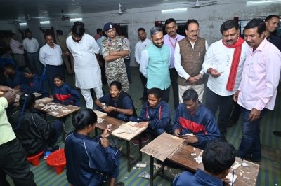 उपमुख्यमंत्री  विजय शर्मा ने सुदूर वनांचल ग्राम में बनें पुनर्वास केंद्र में किया आकस्मिक निरीक्षण