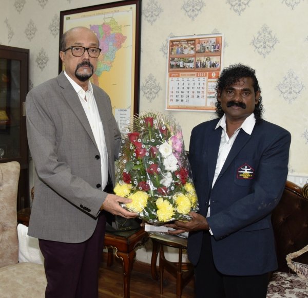 राज्यपाल&nbsp; डेका से वुशु एसोसिएशन के महासचिव ने की भेंट