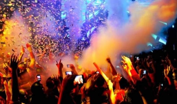 सिर्फ जश्न के रंग में ही न डूबे, नये साल में भारत को दें नया रंग