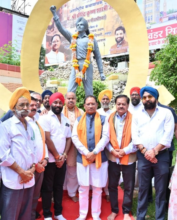 मुख्यमंत्री  विष्णु देव साय ने अमर शहीद भगत सिंह की प्रतिमा पर माल्यार्पण कर किया नमन