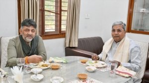 कर्नाटक संकट को हल कर रही कांग्रेस, सिद्धारमैया और डीके शिवकुमार कल फिर ब्रेकफास्ट पर मिलेंगे