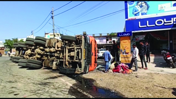 ऑयल से भरा टैंकर बेकाबू होकर पलटा