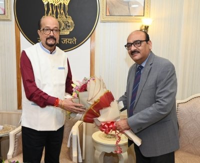 राज्यपाल  रमेन डेका से नव नियुक्त मुख्य सचिव ने सौजन्य भेंट की