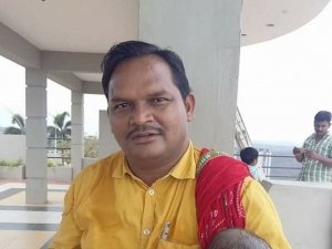 बीजापुर में नक्सलियों ने सपा नेता को घर से अगवा किया, हत्या कर शव सड़क पर फेंका