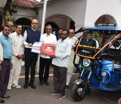 राज्यपाल डेका ने सरस्वती शिक्षा संस्थान को प्रदान किए चार ई-रिक्शे