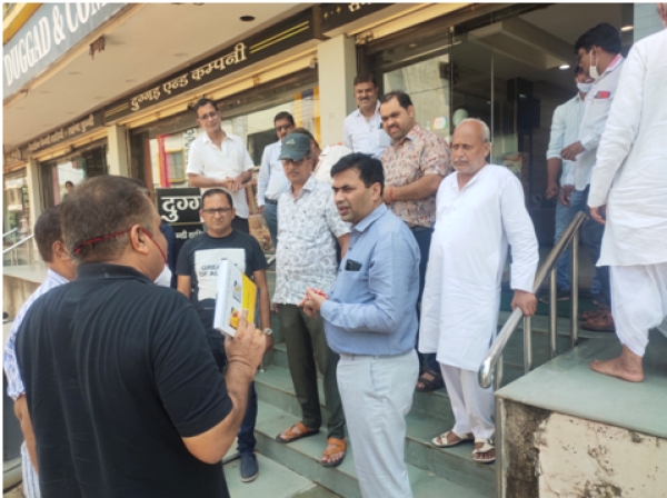 पुलगांव कपड़ा मार्केट पहुंचे महापौर धीरज बाकलीवाल, सुविधाओं का लिया जायजा