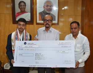 राज्यपाल  डेका ने मेधावी छात्र आदित्य का किया सम्मान