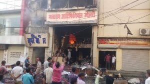 आर्टिफिशियल ज्वैलरी शोरूम में लगी आग सुपर बाजार तक पहुंची, लाखों का नुकसान