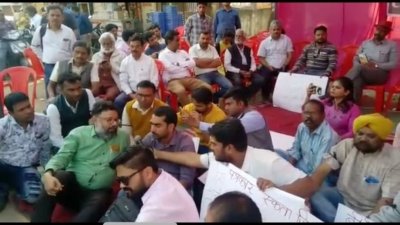 पत्रकारों के धरना-प्रदर्शन को समर्थन देने पहुंचे सरकार के मीडिया सलाहकार रुचिर गर्ग, कहा- पत्रकारों की सुरक्षा के लिए ठोस कानून बनेगा