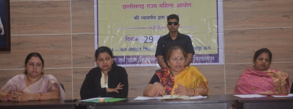 सरकारी कर्मचारी द्वारा अपनी पत्नी को साथ रखने से इंकार करने पर महिला आयोग हुआ सख्त