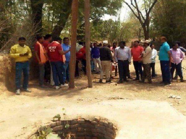 मवेशी को बचाने कुएं में उतरे दो युवकों की दम घुटने से मौत