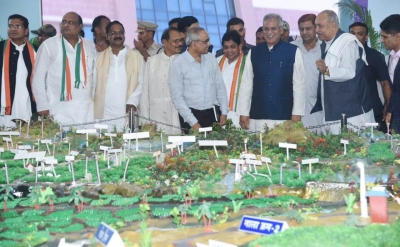 मुख्यमंत्री ने राज्योत्सव स्थल पर लगाए गए  स्टॉलों का किया अवलोकन
