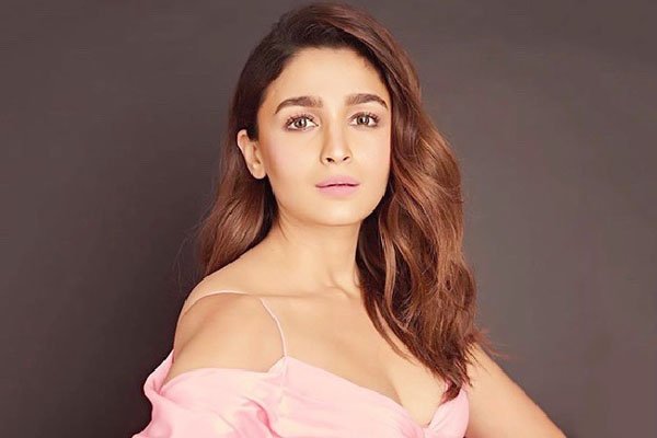 आलिया भट्ट की प्रेग्नेंसी के बारे में जानकर करण जौहर के छलके थे आंसू