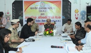 राज्यपाल रमेन डेका ने पिथौरा के गोड़बहाल में ली अधिकारियों की बैठक’