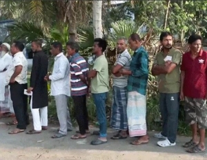 पश्चिम बंगाल में डायमंड हार्बर के 4 और मगरहाट पश्चिम के 11 बूथों दोबारा मतदान जारी