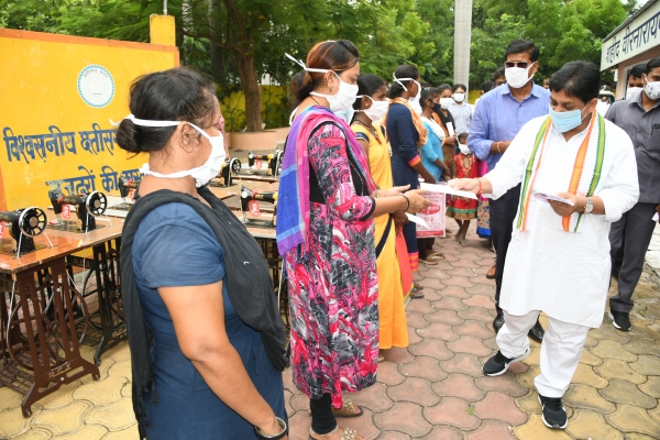 जिन हाथों से होती थी कचरे की बिनाई, अब उसी से होने लगी है कपड़ों की सिलाई
