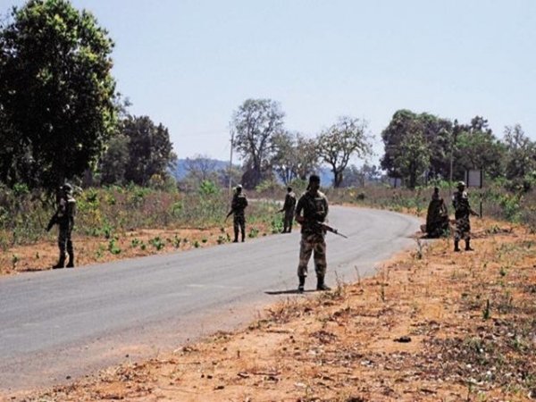 नक्सली धमाके में एक जवान घायल, IED बरामद