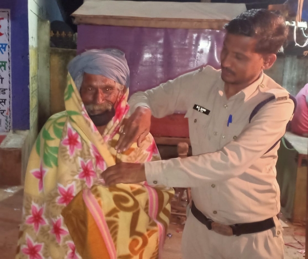 लोहारा पुलिस ने दूसरों के जीवन में उजाला बिखेरकर मनाई दीवाली