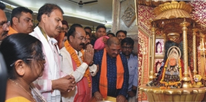 उप मुख्यमंत्री अरुण साव ने माँ बम्लेश्वरी मंदिर पहुंचकर पूजा-अर्चना की