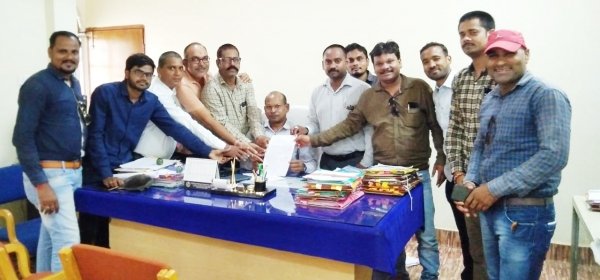 जिला पंचायत सीईओ के खिलाफ निंदा कर मुख्यमंत्री से कार्यवाही की मांग