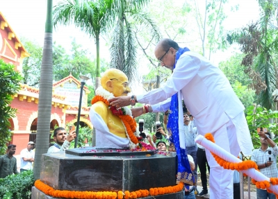राज्यपाल  रमेन डेका ने महात्मा गांधी एवं लाल बहादुर शास्त्री को श्रद्धा सुमन अर्पित किए