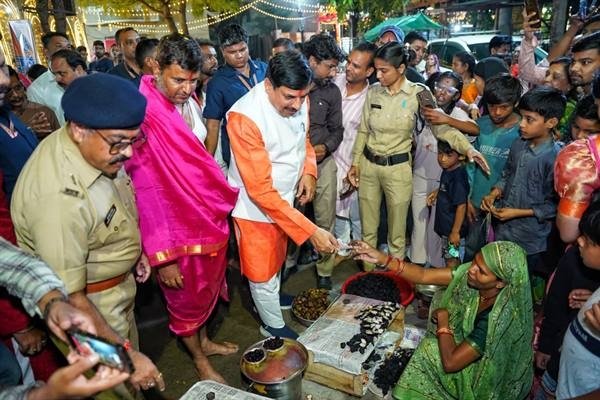 मुख्यमंत्री डॉ. यादव ने नगरकोट माता मंदिर में पूजन कर खरीदे सिंघाड़े