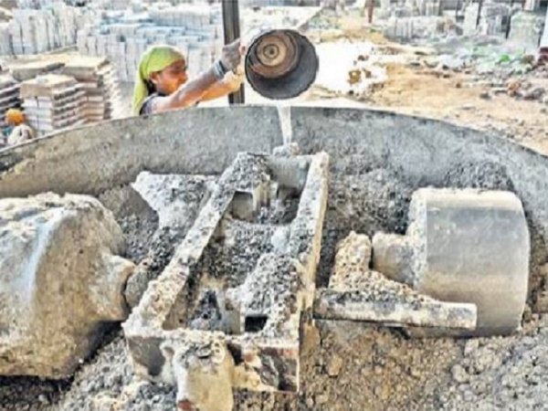 गनियारी स्किल सेंटर की मिक्सर मशीन में दो महिलाएं फंसी, एक गंभीर