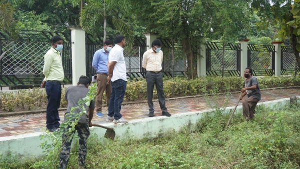 कलेक्टर के निर्देश पर भिलाई के उद्यानों में आएगी बहार, निगमायुक्त ने उद्यानों का किया निरीक्षण,