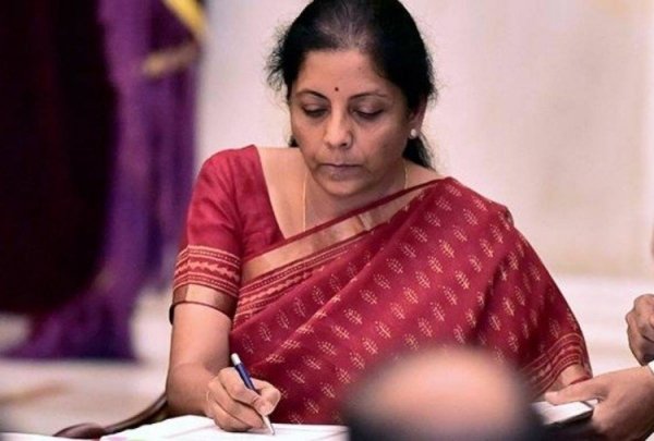 वित्तमंत्री निर्मला सीतारमण आज दे सकती हैं 20 लाख करोड़ के पैकेज का ब्लूप्रिंट, कहां और कैसे होगा खर्च