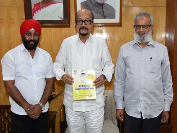 राज्यपाल  डेका से छत्तीसगढ़ अल्पसंख्यक आयोग के अध्यक्ष श्री छाबड़ा ने की सौजन्य भेंट