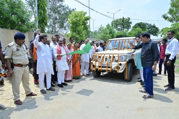 उप मुख्यमंत्री  अरुण साव ने सोलर बैटरी वाहन को हरी झंडी दिखाकर किया रवाना