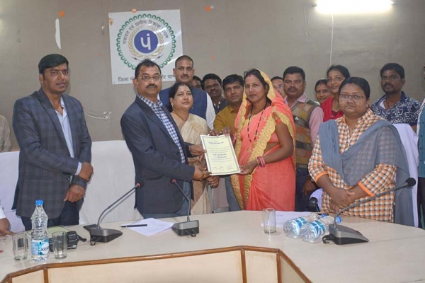 नव निर्वाचित जिपं सदस्यों को दिया गया प्रमाण पत्र