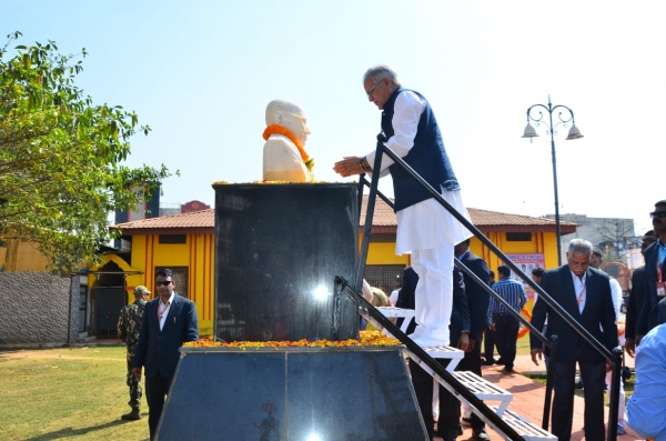 मुख्यमंत्री ने अमर जवानों को दी श्रद्धांजलि