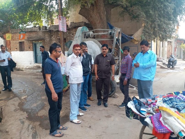 सभापति ने गोंड़पारा में किया पानी व निकासी समस्या का निरीक्षण