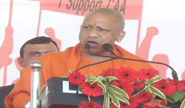 प्रदर्शनकारियों पर फिर बरसे योगी, कहा- कायर लोगों ने महिलाओं और बच्चों को किया आगे