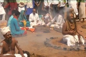 साध्वी के खिलाफ दिग्विजय की जीत के लिए कम्प्यूटर बाबा का हठ योग, कई साधुओं ने धूनी रमाई