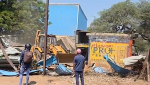 जिला प्रशासन द्वारा अतिक्रमण हटाने की गई कार्रवाई