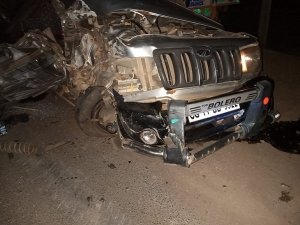 ट्रक और बोलेरो की भिड़ंत में किशोरी और महिला समेत 6 लोगों की मौत