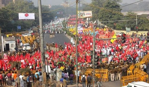 ठगी की राह पर नेताओं के बाद अब मीडिया भी, किसानों को नहीं दी तवज्जो