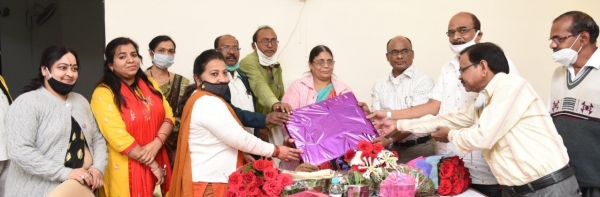 सहायक ग्रेड 3 श्रीमती सुमन तिवारी को सेवानिवृत्ति पर विदाई दी गई