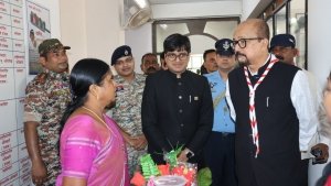 रमेन डेका ने टीबी मरीजों को पोषण आहार किट वितरण किया