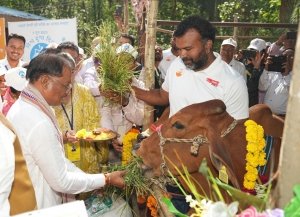 राज्य सरकार की दो साल की उपलब्धि पर विशेष समाचार : बस्तर संभाग में डेयरी व्यवसाय को दिया जा रहा है बढ़ावा
