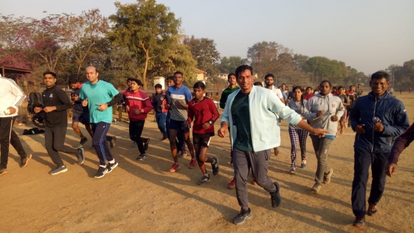 सेना एवं पुलिस भर्ती के लिए युवाओं को दिया जा रहा प्रशिक्षण, अचानक पहुंचे विधायक एवं कलेक्टर, दस किमी साथ दौड़कर बढ़ाया हौसला