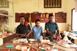 अब हथियार नहीं, हुनर से बदल रही पुनर्वासितों की जिंदगी
