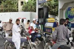 पाकिस्तान में पेट्रोल की कीमत पहुंची 117 रूपए लीटर, लोग बेहाल