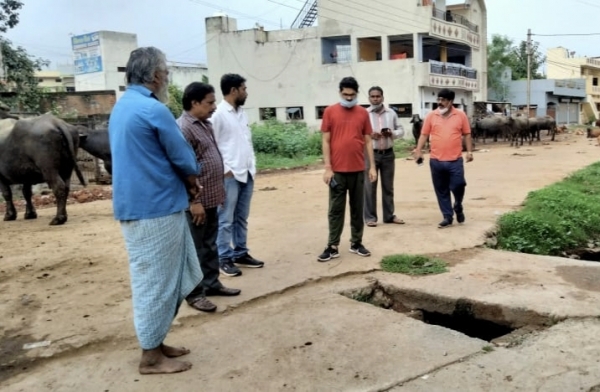 कमिश्नर के निर्देश पर बल्ला डेयरी संचालक द्वारा नाली में गोबर फेकने पर 1500 रू /- लगाया गया जुर्माना