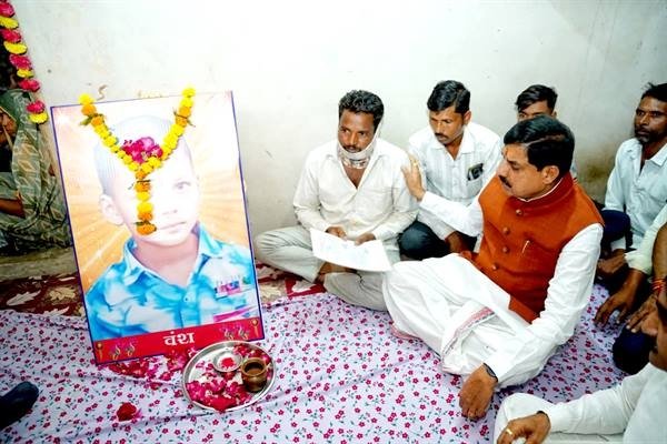 मुख्यमंत्री डॉ यादव तय कार्यक्रम रद्द कर पीड़ित परिवारों के दुख में सम्मिलित हुए