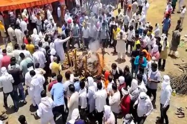 नेता-अभिनेता ने दिया दद्दाजी की अर्थी को कंधा, नहीं दिखा सोशल डिस्टेंस